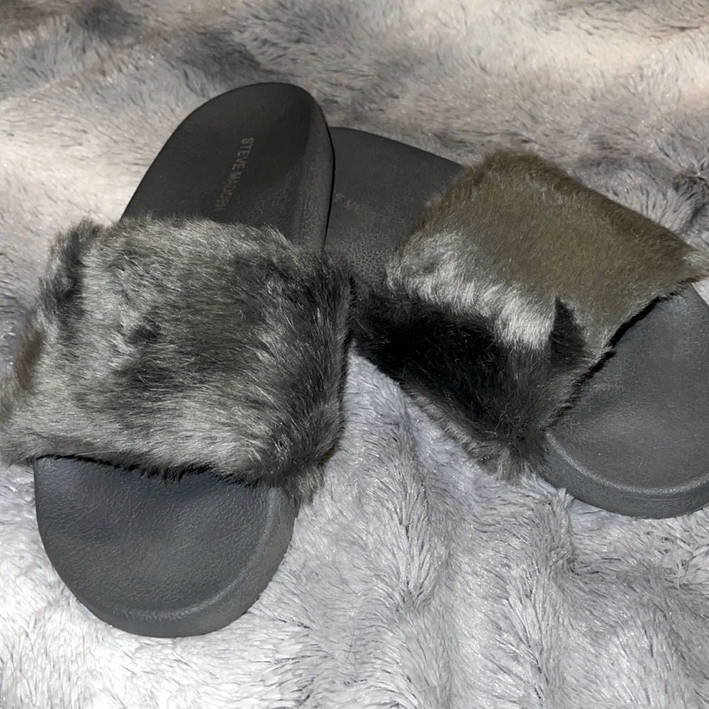 NWOT Steve Madden fur slides